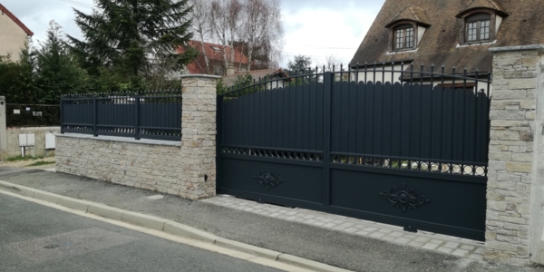 Installation d'un portail coulissant aluminium Pontoise
