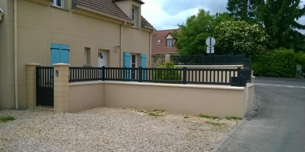 Pose d'un portillon et d'une clôture en aluminium avec barreaux verticaux Pontoise