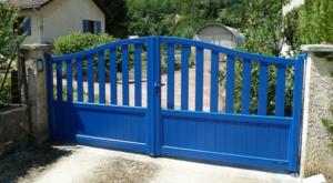 GAMME Contemporain Semi-Ajoures
Des modèles classiques avec soubassement plein et haut barreaudage
Nombreuses variantes de formes disponibles