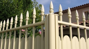 Tradition Festonnées
Clôtures occultantes en aluminium, style fer forgé avec barreaux cannelés et festons entre barreaux